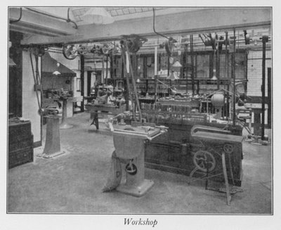 Atelier du sous-sol du Royal Institution, années 1930 - English Photographer